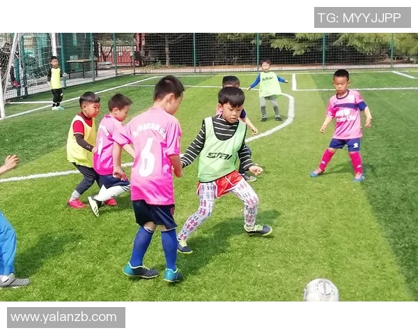 小朋友们的足球梦:模仿足球明星的精彩瞬间与成长故事 小朋友们的足球梦:模仿足球明星的精彩瞬间与成长故事