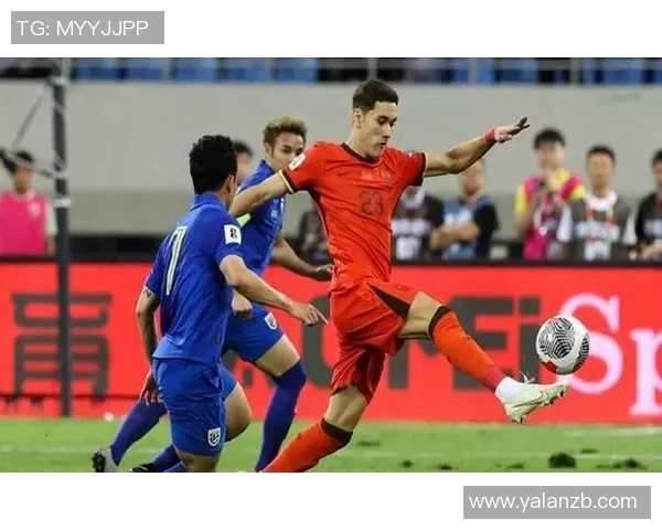 足球明星因伤病晕倒现场视频曝光引发球迷热议与担忧