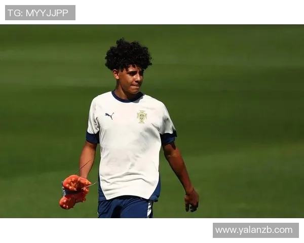 足球明星私下生活真实面貌大揭秘独家照片曝光引发球迷热议